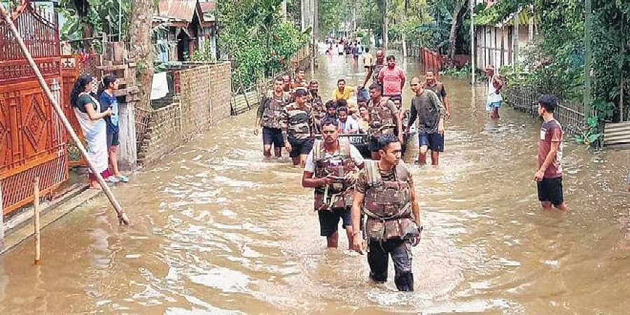 ಅಸ್ಸಾಂ: ಸ್ವಂತ ಕುಟುಂಬ ಪ್ರವಾಹದಲ್ಲಿ ಸಿಲುಕಿದ್ದರೂ ಇತರರ ರಕ್ಷಣಾ ಕಾರ್ಯ ಮುಂದುವರೆಸಿದ ಸೇನಾಧಿಕಾರಿ!