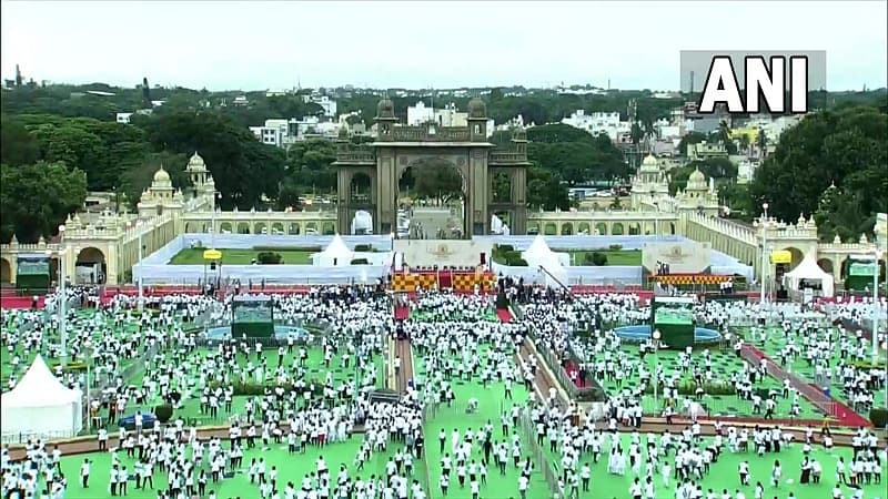 ಅಂತಾರಾಷ್ಟ್ರೀಯ ಯೋಗ ದಿನಾಚರಣೆಯಿಂದ ಕಳೆಗಟ್ಟಿದ್ದ ಮೈಸೂರು ಅರಮನೆ ಆವರಣ
