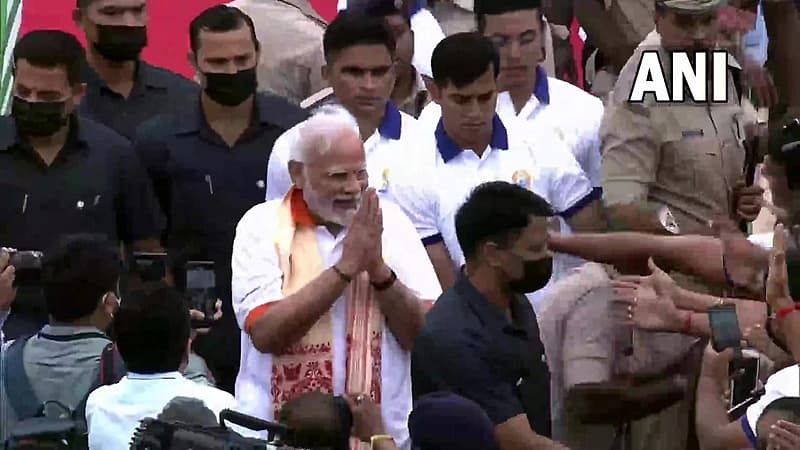 ಯೋಗ ಕಾರ್ಯಕ್ರಮಮದಲ್ಲಿ ಪಾಲ್ಗೊಂಡ ಪ್ರಧಾನಿ ನರೇಂದ್ರ ಮೋದಿ ಜನರಿಗೆ ನಮಸ್ಕರಿಸುತ್ತಿರುವ ಚಿತ್ರ