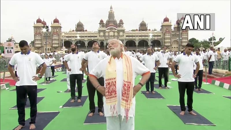 ಮೈಸೂರು ಅರಮನೆ ಆವರಣದಲ್ಲಿ ಯೋಗ ಪ್ರದರ್ಶನದಲ್ಲಿ ಪ್ರಧಾನಿ ನರೇಂದ್ರ ಮೋದಿ