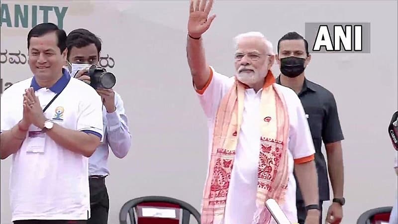ಕೇಂದ್ರ ಆಯುಷ್ ಸಚಿವ ಸರ್ಬಾನಂದ ಸೋನಾವಾಲ ಅವರೊಂದಿಗೆ ಪ್ರಧಾನಿ ಮೋದಿ