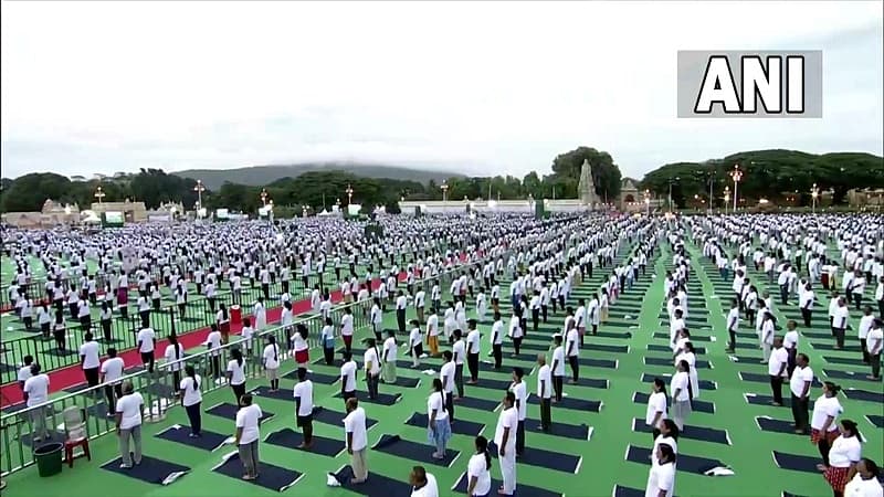ಅರಮನೆ ಆವರಣದಲ್ಲಿ ನಡೆದ ಮನಮೋಹಕ ಯೋಗ ಪ್ರದರ್ಶನ ಕಾರ್ಯಕ್ರಮ ಮೈಸೂರಿನ ಖ್ಯಾತಿಯನ್ನು ವಿಶ್ವಮಟ್ಟಕ್ಕೆ ಪಸರಿಸಿತು