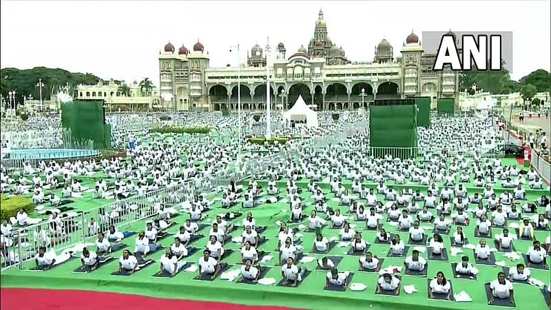 ಹಚ್ಚ ಹಸಿರಂತೆ ಕಂಗೊಳಿಸುತ್ತಿರುವ ಸುಂದರ, ಆಕರ್ಷಕ ಮೈಸೂರು ಆರಮನೆ ಆವರಣದಲ್ಲಿ ಯೋಗದ ಕಲರವ