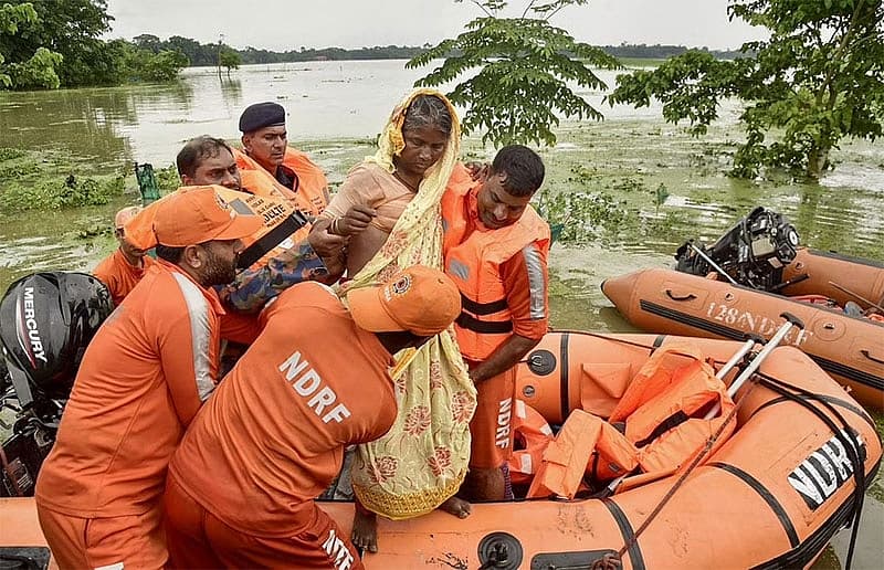 ಒಟ್ಟು 43 ಲಕ್ಷ ಜನರು ಪ್ರವಾಹದ ತೊಂದರೆಗಳಿಗೆ ಈಡಾಗಿದ್ದು, ಪ್ರವಾಹದಿಂದಾಗಿ ಸಂಭವಿಸಿದ ವಿವಿಧ ದುರಂತಗಳಲ್ಲಿ ಈವರೆಗೂ 70 ಮಂದಿ ಸಾವಿಗೀಡಾಗಿದ್ದಾರೆ.
