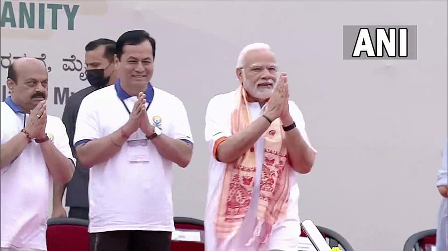ಮುಖ್ಯಮಂತ್ರಿ ಬಸವರಾಜ ಬೊಮ್ಮಾಯಿ, ಸರ್ಬಾನಂದ ಸೋನಾವಾಲ ಅವರೊಂದಿಗೆ ಪ್ರಧಾನಿ ಮೋದಿ