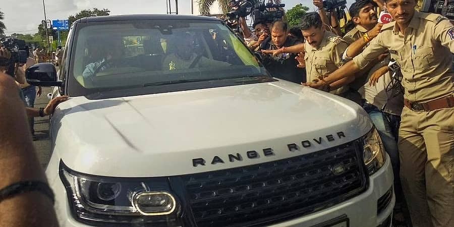 ಮಹಾ ರಾಜಕೀಯ ಬಿಕ್ಕಟ್ಟು: ಸಿಎಂ ಠಾಕ್ರೆ ಪ್ರತಿನಿಧಿಗಳಿಂದ ಸೂರತ್ ನ ಹೋಟೆಲ್ನಲ್ಲಿ ಏಕನಾಥ್ ಶಿಂಧೆ ಭೇಟಿ, ಮುಂಬೈಗೆ ವಾಪಸ್