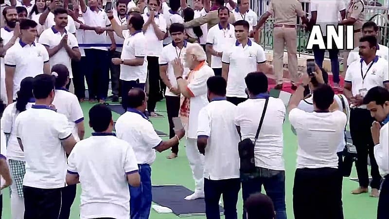 ಯೋಗ ಪ್ರತಿನಿಧಿಗಳು, ಮಾಧ್ಯಮಗಳೊಂದಿಗೆ ಮೋದಿ