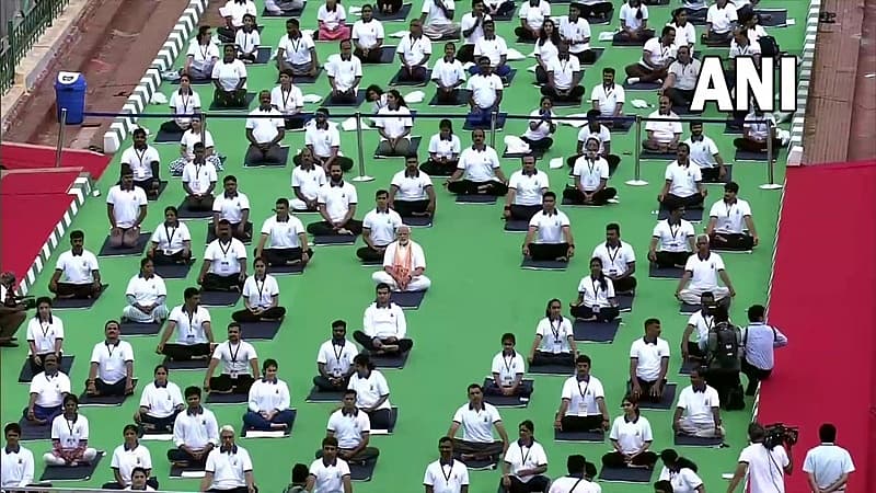 ಮೈಸೂರು ಅರಮನೆ ಆವರಣದಲ್ಲಿ ಪ್ರಧಾನಿ ಮೋದಿ ಅವರೊಂದಿಗೆ ಸಾವಿರಾರು ಯೋಗ ಪಟುಗಳು ಪಾಲ್ಗೊಂಡರು