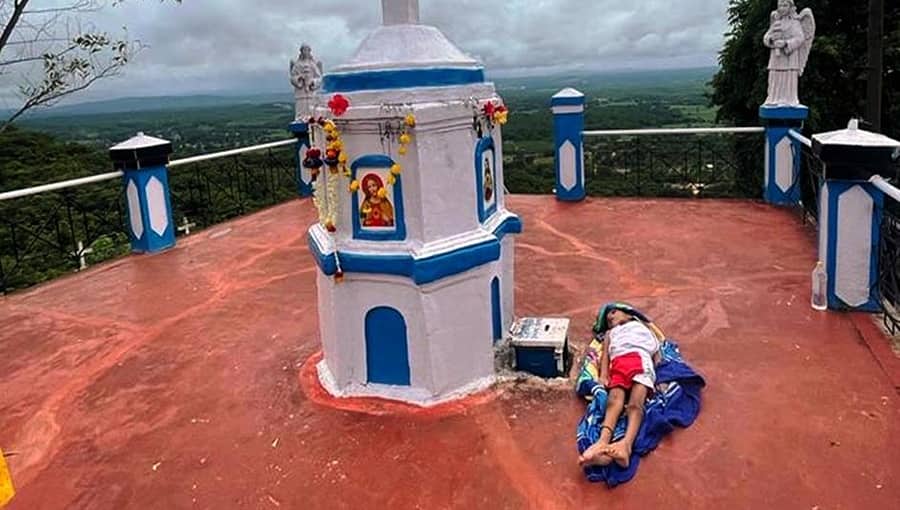 ಬೆಳಗಾವಿ: ಮಗನ ಪ್ರಾಣ ಉಳಿಸುವಂತೆ ಏಸುವಿನ ಮೊರೆ; ಶಿಲುಬೆ ಮುಂದೆ ಮಗುವನ್ನು ಮಲಗಿಸಿದ ದಂಪತಿ