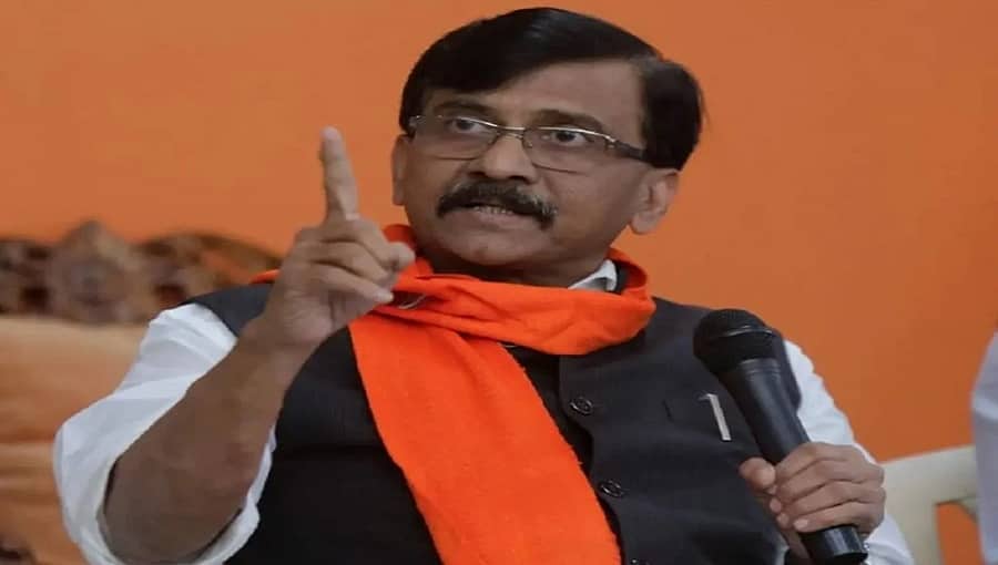 ‘ನಿಮ್ಮ ದುರಂಹಕಾರ ಇನ್ನು ನಾಲ್ಕೇ ದಿನ, ನಮ್ಮ ರಾಜ ಬರುತ್ತಾನೆ’: ರಾವುತ್ ಮನೆ ಮುಂದೆ ರಾರಾಜಿಸಿದ ಬ್ಯಾನರ್!