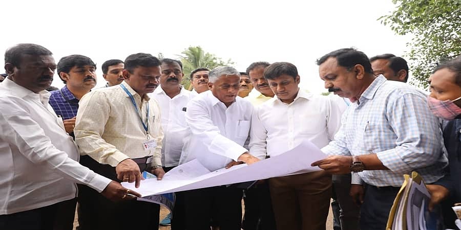 ಬೆಂಗಳೂರು: ವೆಸ್ಟ್ ಆಫ್ ಕಾರ್ಡ್ ರಸ್ತೆ ಮೇಲು ಸೇತುವೆ ಕಾಮಗಾರಿ ಪರಿಶೀಲಿಸಿದ ಸಚಿವ ವಿ. ಸೋಮಣ್ಣ
