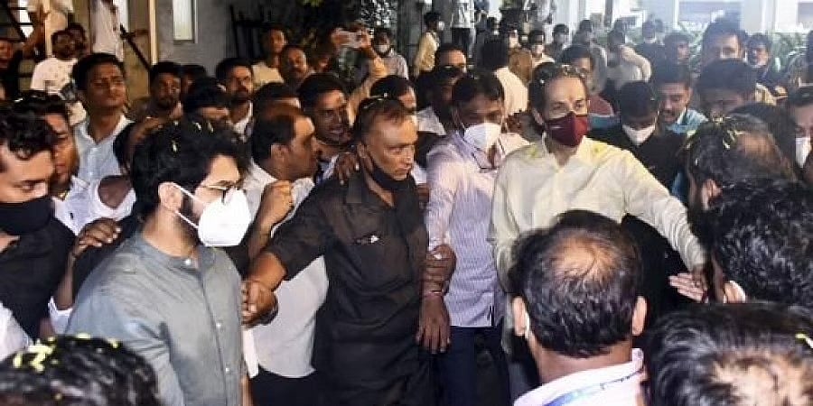 ಮಹಾರಾಷ್ಟ್ರ ಸರ್ಕಾರ ಕಗ್ಗಂಟು: ಸಿಎಂ ಉದ್ಧವ್ ಗೆ ಮತ್ತಷ್ಟು ಸಂಕಷ್ಟ, ಮತ್ತೆ ಮೂವರು ಶಿವಸೇನೆ ಶಾಸಕರು ಶಿಂಧೆ ಬಣಕ್ಕೆ, ಫಡ್ನವೀಸ್ ನೇತೃತ್ವದಲ್ಲಿ ಬಿಜೆಪಿ ತಂತ್ರ!
