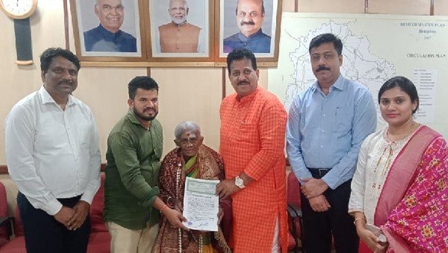 ಪದ್ಮಶ್ರೀ ಪ್ರಶಸ್ತಿ ಪುರಸ್ಕೃತೆ ಸಾಲುಮರದ ತಿಮ್ಮಕ್ಕ ಅವರಿಗೆ ಬಿಡಿಎ ನಿವೇಶನ ಹಸ್ತಾಂತರ