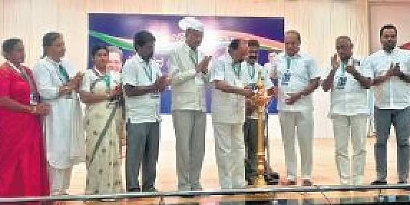 ಪ್ರತಿಭಟನೆಗಳಿಂದ ಪ್ರಯೋಜನವಿಲ್ಲ, ಕಾಂಗ್ರೆಸ್ಸಿಗರು ಪ್ರದರ್ಶಕತೆ ತೊರೆಯಬೇಕು: ವೀರಪ್ಪ ಮೊಯ್ಲಿ