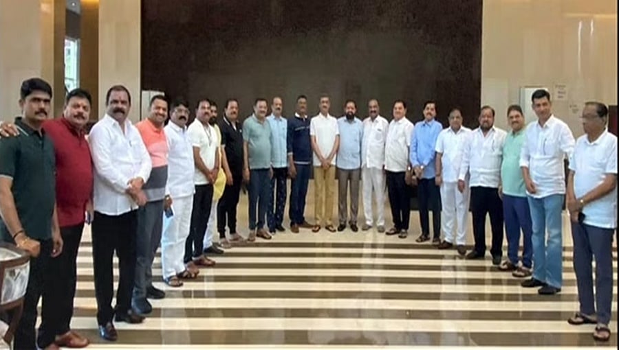 ಮಹಾರಾಷ್ಟ್ರ ರಾಜಕೀಯ ಬಿಕ್ಕಟ್ಟು: 16 ಬಂಡಾಯ ಶಾಸಕರಿಗೆ ಅನರ್ಹತೆ ನೋಟಿಸ್!
