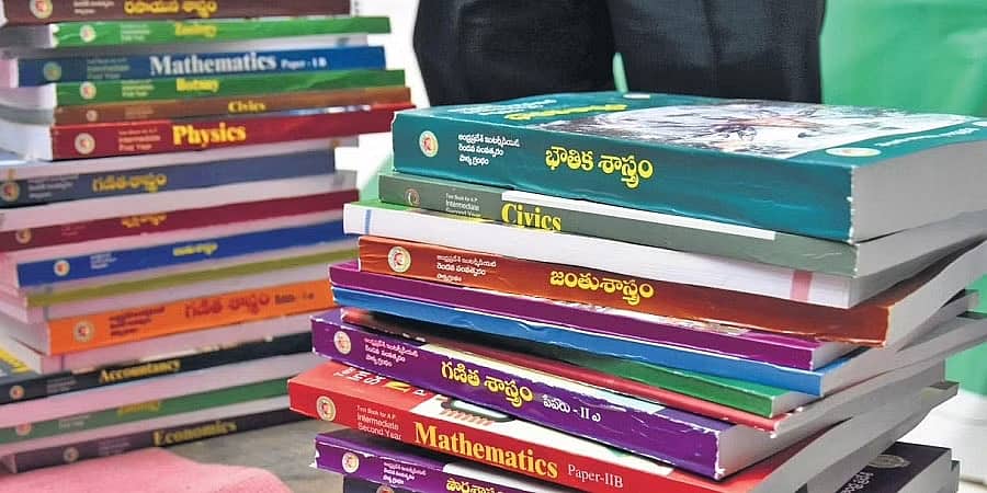 ಪಠ್ಯಪುಸ್ತಕ ಪರಿಷ್ಕರಣೆ ವಿವಾದಕ್ಕೆ ತೆರೆ ಎಳೆಯಲು ರಾಜ್ಯ ಸರ್ಕಾರ ಮುಂದು; ಕೆಲ ಬದಲಾವಣೆಗಳ ಕೈಬಿಡಲು ಒಪ್ಪಿಗೆ!