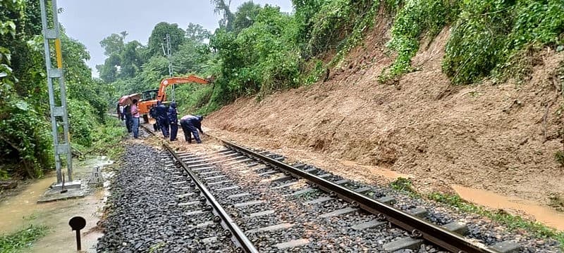 ಭೂಕುಸಿತದಿಂದ ಉಂಟಾದ ಅವಶೇಷಗಳನ್ನು ಬಹುತೇಕ ತೆರವುಗೊಳಿಸಲಾಗಿದ್ದರೂ, ರೈಲು ಕಾರ್ಯಾಚರಣೆಗಾಗಿ ಹಳಿಯನ್ನು ತೆರವುಗೊಳಿಸಲು ಹೆಚ್ಚಿನ ಸಮಯ ತೆಗೆದುಕೊಳ್ಳಬಹುದು. ಇಂದು ಸಂಜೆ 4.30 ರ ವೇಳೆಗೆ ಮಂಗಳೂರು ಜಂಕ್ಷನ್-ಪಡೀಲ್ ವಿಭಾಗದಲ್ಲಿ ಭೂಕುಸಿತವನ್ನು ತೆರವುಗೊಳಿಸುವ ಸಾಧ್ಯತೆಯಿದೆ ಎಂದು ಪಾಲಕ್ಕಾಡ್ ರೈಲ್ವೆ ತಿಳಿಸಿದೆ