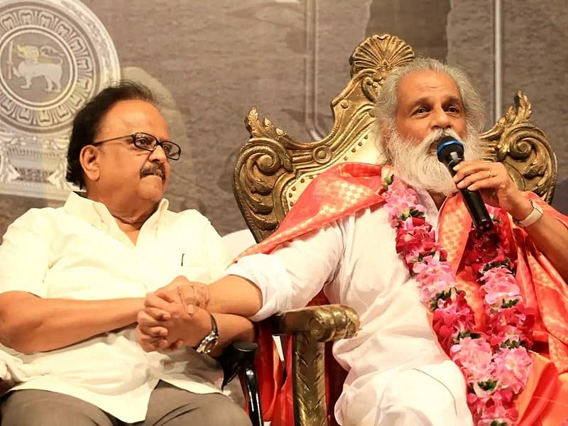 ಶಿಸ್ತುಬದ್ಧ ಶಾಸ್ತ್ರೀಯ ಸಂಗೀತವೇ ಕಲಿಯದ ಮಹಾನ್ ಗಾಯಕ: ಎಸ್ ಪಿ ಬಾಲಸುಬ್ರಹ್ಮಣ್ಯಂ ಅವರು ಶಾಸ್ತ್ರೀಯ ಸಂಗೀತವನ್ನು ಔಪಚಾರಿಕವಾಗಿ ಕಲಿತಿರಲೇ ಇಲ್ಲ ತಮ್ಮ ಬದುಕಿನಲ್ಲಿ ಎಂದರೆ ಅಚ್ಚರಿಯಾದರೂ ಸತ್ಯ. ತೆಲುಗು ಚಿತ್ರ ಶಂಕರಾಭರಣ ಅವರ ಹಾಡು ಬಹಳ ಜನಪ್ರಿಯ, ತೆಲುಗಿನಲ್ಲಿ ಅವರು ಹಾಡಿರುವ ಲಿಂಗಾಷ್ಟಕಂ, ಬಿಲ್ವಾಷ್ಟಕಂ