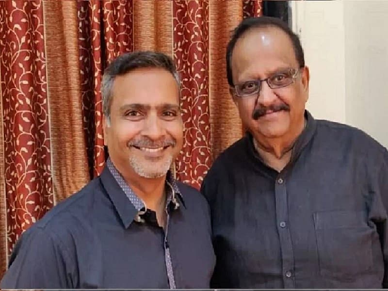 ಎಸ್ ಪಿ ಬಾಲಸುಬ್ರಹ್ಮಣ್ಯಂ ಭಾಷೆ, ಗಡಿಯನ್ನು ಮೀರಿದ ಕಲಾವಿದರಾಗಿದ್ದರು. ದಕ್ಷಿಣ ಭಾರತದ ಎಲ್ಲಾ ಭಾಷೆಗಳ ಚಿತ್ರಗಳಲ್ಲಿ ಹಾಡಿ ಸೈ ಎನಿಸಿಕೊಂಡರು. ಹಿಂದಿ ಭಾಷೆಗೆ ಅವರು 1980 ಮತ್ತು 1990ರ ದಶಕದಲ್ಲಿ ಅನೇಕ ಹಾಡುಗಳನ್ನು ಹಾಡಿದ್ದಾರೆ. ಏಕ್ ತುಜೆ ಕೆ ಲಿಯೆಗೆ ಹಾಡಿ ರಾಷ್ಟ್ರೀಯ ಪ್ರಶಸ್ತಿಯನ್ನು ಕೂಡ ಗೆದ್ದರು.