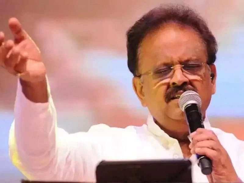 ಎಸ್ ಪಿಬಿಯವರು ಸಕಲ ಕಲಾ ವಲ್ಲಭ ಒಂದರ್ಥದಲ್ಲಿ, ಕೇವಲ ಗಾಯನಕ್ಕೆ, ನಾಯಕ ನಟರಿಗೆ ಹಾಡಿಗೆ ಧ್ವನಿಯಾಗಿದ್ದು ಮಾತ್ರವಲ್ಲ, ಕನ್ನಡ ಸೇರಿದಂತೆ ಹಲವು ಭಾಷೆಗಳ ಚಿತ್ರಗಳಲ್ಲಿ ಬಣ್ಣ ಹಚ್ಚಿದ್ದಾರೆ. ಕನ್ನಡ, ತೆಲುಗು, ತಮಿಳು, ಹಿಂದಿ ಸೇರಿದಂತೆ 40ಕ್ಕೂ ಹೆಚ್ಚಿನ ಚಿತ್ರಗಳಲ್ಲಿ ನಟಿಸಿದ್ದಾರೆ.