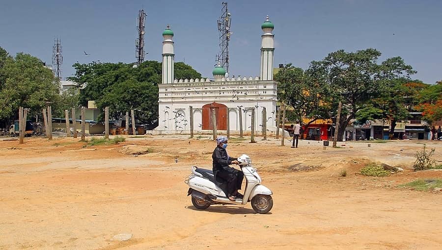 ಚಾಮರಾಜಪೇಟೆ ಈದ್ಗಾ ಮೈದಾನ ವಿವಾದ: ಸಿಸಿಟಿವಿ ಅಳವಡಿಕೆಗೆ ಸ್ಥಳೀಯರ ವಿರೋಧ, ಪೊಲೀಸರೊಂದಿಗೆ ವಾಗ್ವಾದ