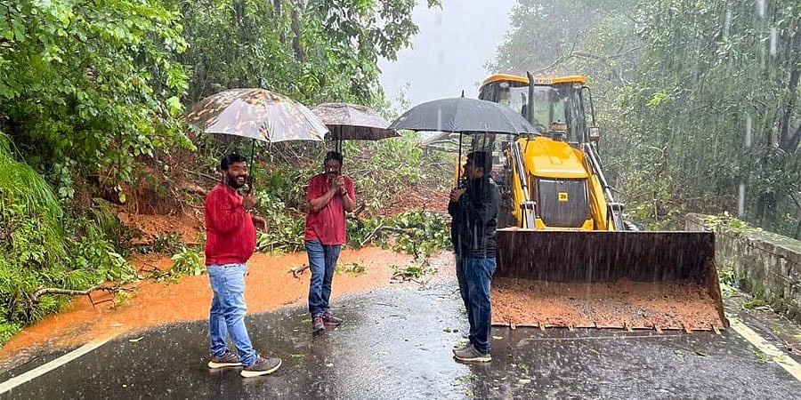 ಆಗುಂಬೆ ಘಾಟಿಯ 4 ಮತ್ತು 10ನೇ ತಿರುವಿನಲ್ಲಿ ಭೂ ಕುಸಿತ, ಸಂಚಾರ ವ್ಯತ್ಯಯ