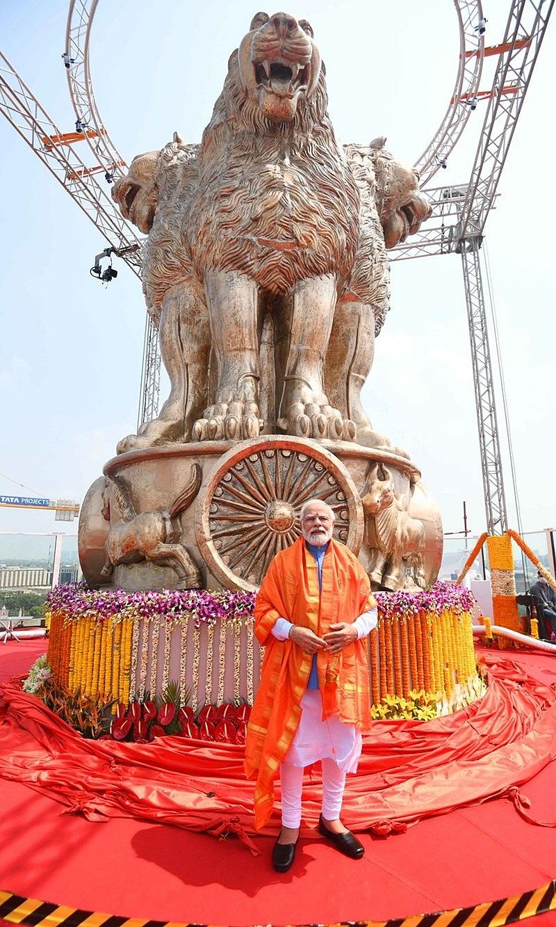 ರಾಷ್ಟ್ರೀಯ ಲಾಂಛನವನ್ನು ಕಂಚಿನಿಂದ ತಯಾರಿಸಲ್ಪಟ್ಟಿದ್ದು, ಒಟ್ಟು 9,500 ಕೆಜಿ ತೂಕ ಮತ್ತು 6.5 ಮೀಟರ್ ಎತ್ತರವಿದೆ.