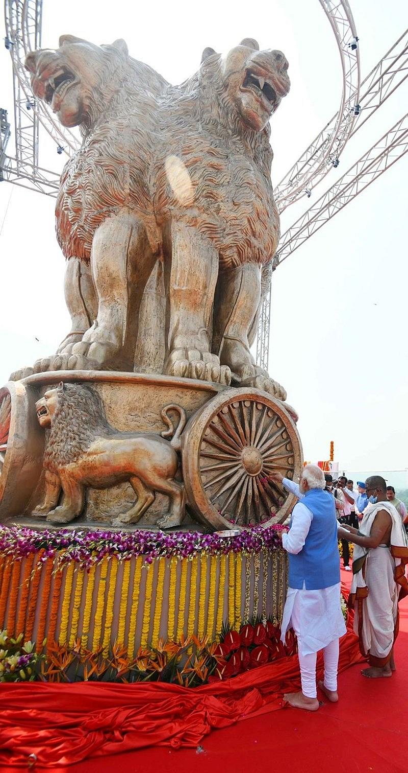 ಹೊಸ ಸಂಸತ್ತಿನ ಕಟ್ಟಡದ ಕೇಂದ್ರ ದ್ವಾರದ ಮೇಲ್ಭಾಗದಲ್ಲಿ ಇದನ್ನು ನಿಲ್ಲಿಸಲಾಗಿದೆ. ಲಾಂಛನ ಗಟ್ಟಿಯಾಗಿ ನಿಲ್ಲಲು ಸುಮಾರು 6,500 ಕೆಜಿ ತೂಕದ ಉಕ್ಕಿನ ಪೋಷಕ ರಚನೆಯನ್ನು ನಿರ್ಮಿಸಲಾಗಿದೆ ಎಂದು ಸರ್ಕಾರದ ಅಧಿಕಾರಿಗಳು ತಿಳಿಸಿದ್ದಾರೆ.