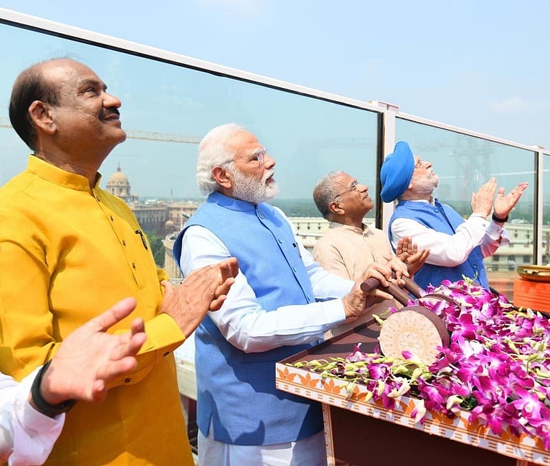 ಹೊಸ ಸಂಸತ್ತು ಭವನದಲ್ಲಿ ರಾಷ್ಟ್ರೀಯ ಲಾಂಛನವನ್ನು ನಿರ್ಮಿಸುವ ತಯಾರಿ ಪ್ರಕ್ರಿಯೆ ಎಂಟು ವಿವಿಧ ಹಂತಗಳಲ್ಲಿ ಮಣ್ಣಿನ ಮಾದರಿ, ಕಂಪ್ಯೂಟರ್ ಗ್ರಾಫಿಕ್ಸ್ನಿಂದ ಕಂಚಿನ ಎರಕಹೊಯ್ದು ಕಾಂತಿಯುತಗೊಳಿಸುವವರೆಗೆ ನಡೆದಿದೆ.
