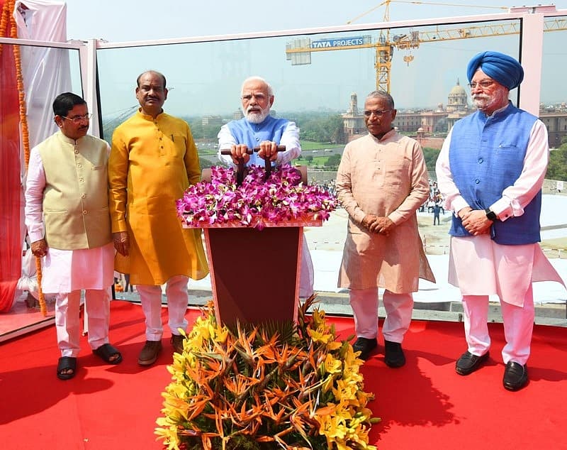 ಇಂದು ಈ ಲಾಂಛನದ ಅನಾವರಣ ಸಂದರ್ಭದಲ್ಲಿ ಪ್ರಧಾನಿ ನರೇಂದ್ರ ಮೋದಿಯವರು ನೂತನ ಸಂಸತ್ತು ಭವನದ ನಿರ್ಮಾಣ ಕಾರ್ಯದಲ್ಲಿ ತೊಡಗಿರುವ ಕಾರ್ಮಿಕರೊಂದಿಗೆ ಮಾತುಕತೆ ನಡೆಸಿದರು.