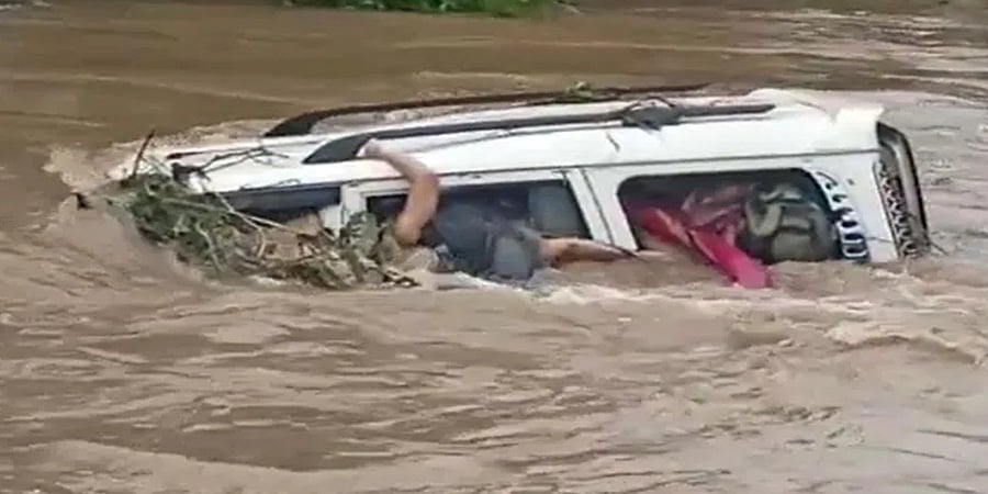 ಮಳೆಯ ಮಧ್ಯೆ ಸೇತುವೆ ದಾಟುವಾಗ ಕೊಚ್ಚಿಹೋದ ಕಾರು; ಮೂವರ ಸಾವು, ಮೂವರು ನಾಪತ್ತೆ