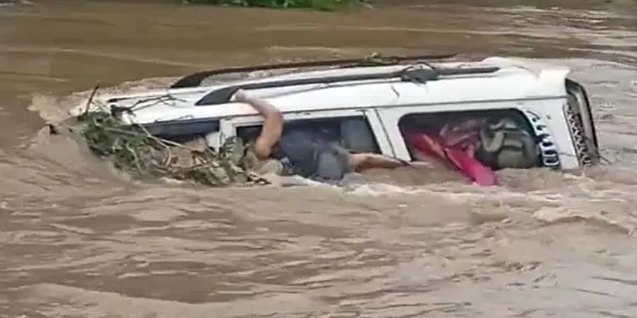 ಮಳೆಯ ಮಧ್ಯೆ ಸೇತುವೆ ದಾಟುವಾಗ ಕೊಚ್ಚಿಹೋದ ಕಾರು; ಮೂವರ ಸಾವು, ಮೂವರು ನಾಪತ್ತೆ