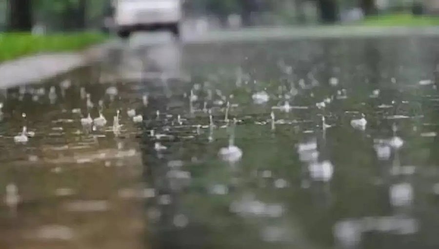 ಅಥಣಿ: ಶಾಲೆಯ ಮೇಲ್ಛಾವಣಿ ಬೀಳುವ ಕ್ಷಣ ಮೊದಲು ಮಕ್ಕಳ ಸ್ಥಳಾಂತರ; 80 ವಿದ್ಯಾರ್ಥಿಗಳು ಅಪಾಯದಿಂದ ಪಾರು!