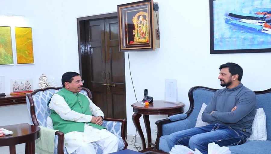 13 ವರ್ಷಗಳ ನಂತರ ದೆಹಲಿಗೆ ಕಿಚ್ಚ ಸುದೀಪ್: ಕೇಂದ್ರ ಸಚಿವ ಜೋಶಿ ಭೇಟಿ, ಹಲವು ವಿಷಯಗಳ ಬಗ್ಗೆ ಚರ್ಚೆ