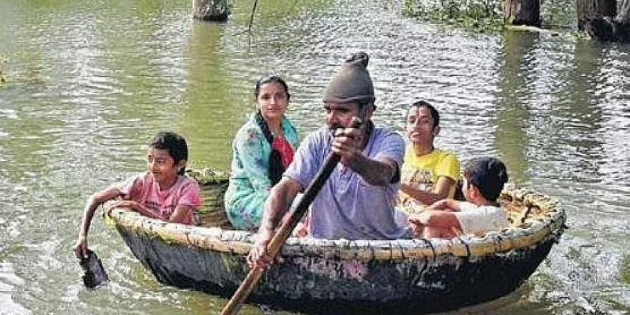 ಮೈಸೂರಿನಲ್ಲಿ ಮಳೆಯಿಂದ ತೊಂದರೆಗೊಳಗಾದ ಕುಟುಂಬಗಳಿಗೆ 'ಅಂಬಿಗ'ನ ನೆರವು!