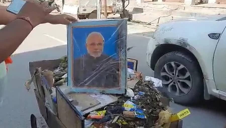 ಕಸದ ಬುಟ್ಟಿಯಲ್ಲಿ ಪ್ರಧಾನಿ ಮೋದಿ, ಸಿಎಂ ಯೋಗಿ ಫೋಟೋ: ಕೆಲಸ ಕಳೆದುಕೊಂಡ ವ್ಯಕ್ತಿ, ವಿಡಿಯೋ ವೈರಲ್!