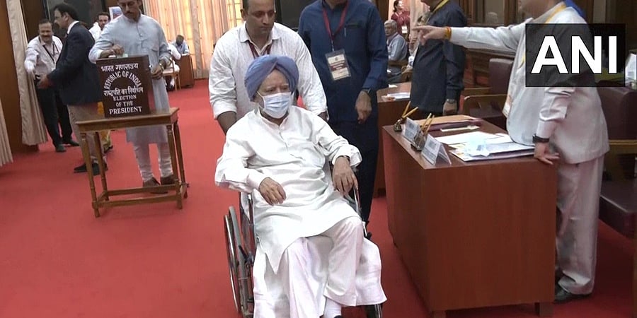 ರಾಷ್ಟ್ರಪತಿ ಚುನಾವಣೆ; ವ್ಹೀಲ್ ಚೇರ್ ನಲ್ಲಿ ಬಂದು ಮತದಾನ ಮಾಡಿದ ಮಾಜಿ ಪ್ರಧಾನಿ ಮನಮೋಹನ್ ಸಿಂಗ್