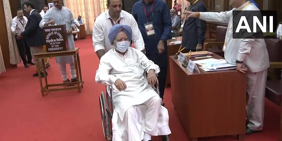 ರಾಷ್ಟ್ರಪತಿ ಚುನಾವಣೆ; ವ್ಹೀಲ್ ಚೇರ್ ನಲ್ಲಿ ಬಂದು ಮತದಾನ ಮಾಡಿದ ಮಾಜಿ ಪ್ರಧಾನಿ ಮನಮೋಹನ್ ಸಿಂಗ್