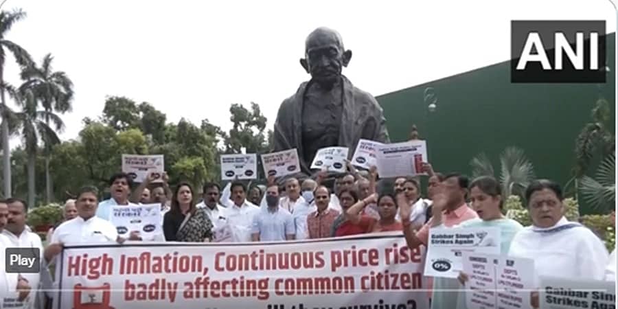 ನವದೆಹಲಿ: ಅಗತ್ಯ ವಸ್ತುಗಳ ಬೆಲೆ ಏರಿಕೆ ವಿರುದ್ಧ ಗಾಂಧಿ ಪ್ರತಿಮೆ ಬಳಿ ಕಾಂಗ್ರೆಸ್, ಟಿಆರ್ ಎಸ್ ಸಂಸದರ ಪ್ರತಿಭಟನೆ