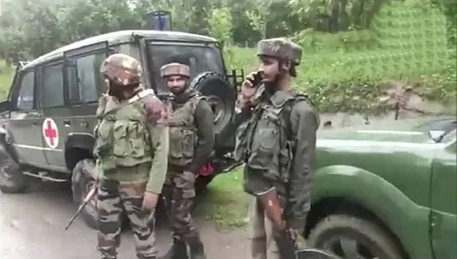 ಜಮ್ಮು-ಕಾಶ್ಮೀರ: ಪುಲ್ವಾಮಾದಲ್ಲಿ ಇಬ್ಬರು ಉಗ್ರರ ಸಹಚರರ ಬಂಧನ; ಭಾರಿ ಶಸ್ತ್ರಾಸ್ತ್ರ ವಶಕ್ಕೆ..!