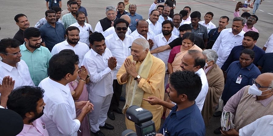 ರಾಷ್ಟ್ರಪತಿ ಚುನಾವಣೆ: ವಿಪಕ್ಷ ಅಭ್ಯರ್ಥಿ ಯಶವಂತ್ ಸಿನ್ಹಾ ಬೆಂಗಳೂರಿಗೆ ಆಗಮನ, ಕಾಂಗ್ರೆಸ್ ಮುಖಂಡರಿಂದ ಸ್ವಾಗತ