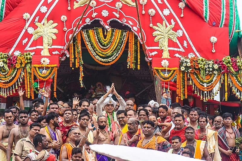 ಜಗನ್ನಾಥ, ಬಲಭದ್ರ ಮತ್ತು ದೇವಿ ಸುಭದ್ರ ಮತ್ತು ಚಕ್ರರಾಜ್ ಸುದರ್ಶನರ ದೈತ್ಯಾಕಾರದ ರಥಗಳು ಈ ಸಮುದ್ರ ತೀರದ ಯಾತ್ರಿಕರ ಪಟ್ಟಣದಲ್ಲಿ ಹೋಗುತ್ತಿರುವಾಗ ಭಾವಪರವಶರಾಗಿ ಭಕ್ತರು ಜೈ ಜಗನ್ನಾಥ ಮತ್ತು ಹರಿಬೋಲ ಎಂದು ಕೂಗುತ್ತಿದ್ದರು.