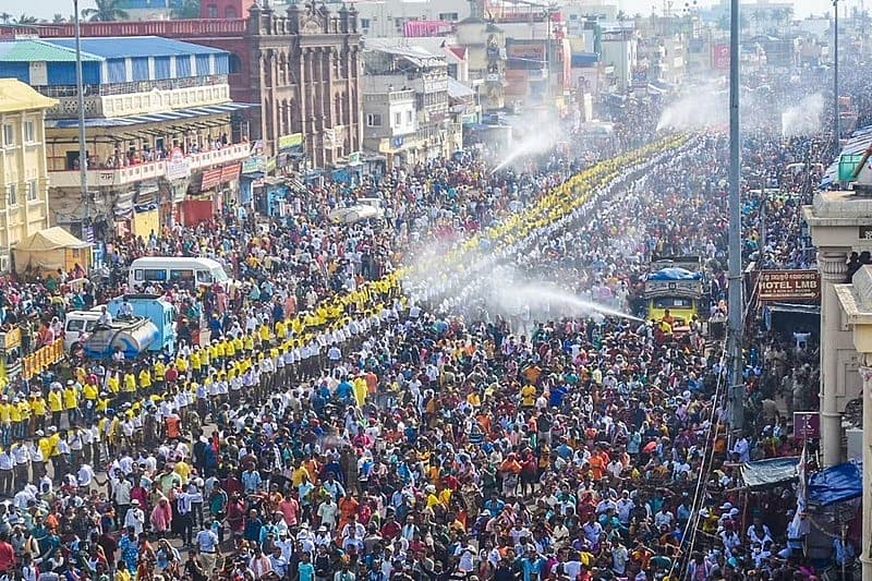 ರಥ ಎಳೆಯುವಾಗ ಕಂಸಾಳೆ ಮತ್ತು ತಾಳದ ಶಬ್ದಗಳು ಗಾಳಿಯಲ್ಲಿ ಪ್ರತಿಧ್ವನಿಸಿವೆ. ರಥಗಳ ಮೇಲಿನ ದೇವತೆಗಳ ದರ್ಶನಕ್ಕಾಗಿ ದೇಶ ಮತ್ತು ವಿದೇಶಗಳಿಂದ ಭಕ್ತರು ಸಿಂಹದ್ವಾರದ ಸುತ್ತಮುತ್ತಲಿನ ಪ್ರದೇಶದಲ್ಲಿ ನೆರೆದಿದ್ದರು.