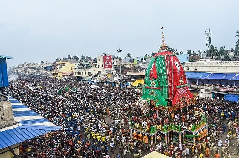 ಪುರಿ ಶಂಕರಾಚಾರ್ಯ ಸ್ವಾಮಿ ನಿಶ್ಚಲಾನಂದ ಸರಸ್ವತಿ ಅವರು ತಮ್ಮ ಆಯ್ದ ಶಿಷ್ಯರೊಂದಿಗೆ ಸಂಪ್ರದಾಯದಂತೆ ರಥಗಳ ಮೇಲೆ ದೇವತೆಗಳ ದರ್ಶನ ಪಡೆದರು.