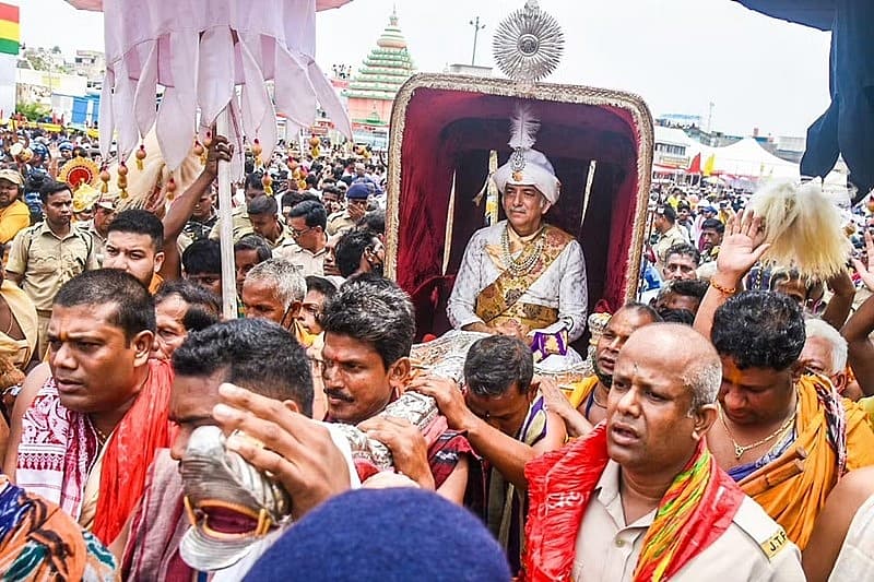 ಇದರ ನಂತರ ಪುರಿಯ ಪಟ್ಟದ ರಾಜ ಗಜಪತಿ ಮಹಾರಾಜ ದಿಬ್ಯಸಿಂಗ ದೇಬ್ ಅವರು ಚಿನ್ನದ ಪೊರಕೆಯಿಂದ ರಥಗಳನ್ನು ಶಾಸ್ತ್ರೋಕ್ತವಾಗಿ ಗುಡಿಸುವ 'ಛೇರಾ ಪಹನರಾ'ವನ್ನು ಮಾಡಿದರು.