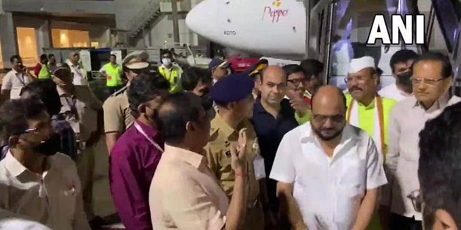 ಅಸೆಂಬ್ಲಿ ವಿಶೇಷ ಅಧಿವೇಶನ ಹಿನ್ನೆಲೆ: ಸಿಎಂ ಶಿಂಧೆಯೊಂದಿಗೆ ಮುಂಬೈ ತಲುಪಿದ ಶಿವಸೇನಾ ಬಂಡಾಯ ಶಾಸಕರು