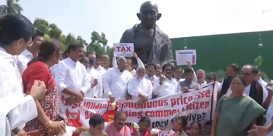 ಜಿಎಸ್ಟಿ ಹೇರಿಕೆ ವಿರೋಧಿಸಿ ಪ್ರತಿಪಕ್ಷಗಳಿಂದ ಸಂಸತ್ ಆವರಣದಲ್ಲಿ ಪ್ರತಿಭಟನೆ; ಕೇಂದ್ರ ಸರ್ಕಾರದ ವಿರುದ್ಧ ಘೋಷಣೆ