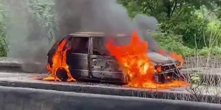 ನಾಗ್ಪುರ: ಕುಟುಂಬ ಸಮೇತ ಕಾರಿಗೆ ಬೆಂಕಿ ಹಚ್ಚಿ ಉದ್ಯಮಿ ತಾನೂ ಸಾವು