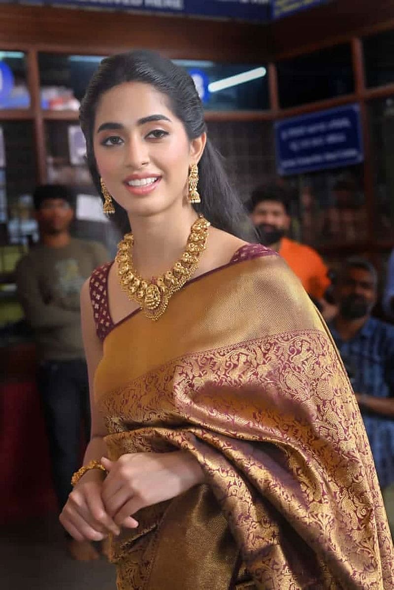 ನಗರದ ಜೋಡು ಕಟ್ಟೆ ಮೂಲಕ ಭವ್ಯ ಸ್ವಾಗತಿಸಿದ್ದು, ತೆರೆದ ವಾಹನದಲ್ಲಿ ಮೆರವಣಿಗೆಯ ಮೂಲಕ ಅಭಿಮಾನಿಗಳು ಕರೆತಂದರು.