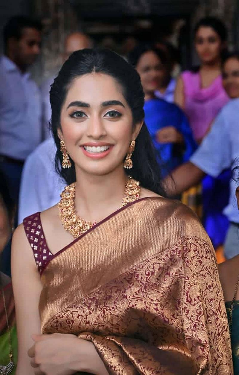 ಅಜ್ಜಿಯನ್ನು ಬಿಗಿದಪ್ಪಿಕೊಂಡು, ಮಾತನಾಡಿಸಿದ ಸಿನಿ ಶೆಟ್ಟಿ, ನನ್ನ ಬಾಲ್ಯದಿಂದಲೂ ಅಜ್ಜಿ ನನಗೆ ಬೆಂಬಲವಾಗಿದ್ದರು.